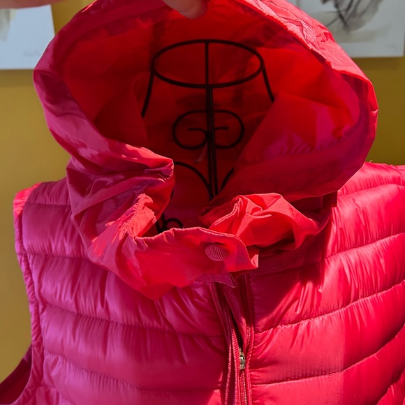 Moncler Lucila Ruffle/Hooded/Down Vest/Fuschia Pink/XL/Sz 5 w/Tags, Hanger & Bag - Picture 5 of 16